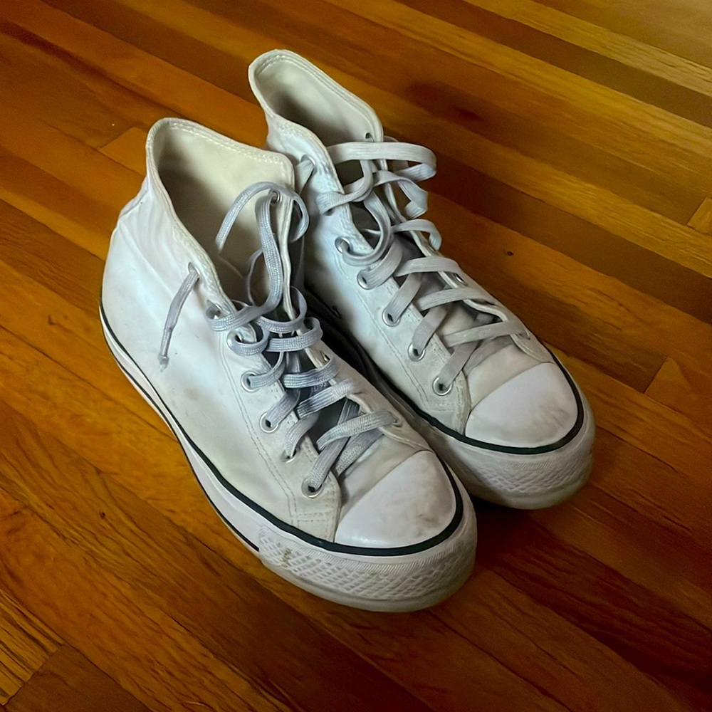 size 8 in woman’s, there a bit beat up, i will clean before shipping out.